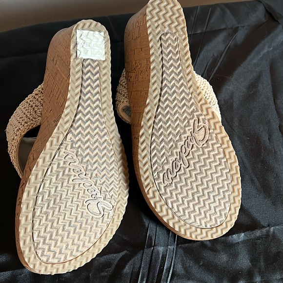 Skechers “Cali” Luxe-foam thong wedge, sandal, size 7 in natural. - Picture 7 of 7